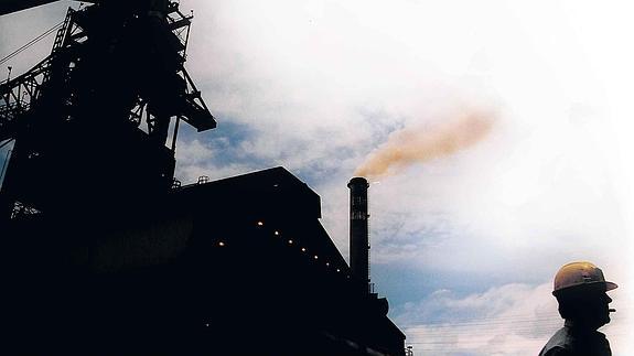 AHV. Alto horno de la extinta siderúrgica, al lado del edificio que albergaba las baterías de coke.