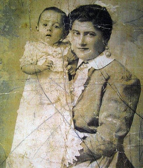 El ama de cría pasiega Concepción Crespo Sáenz 'Cionina' (Selaya, 13 octubre 1920) posa con el niño que amamantaba en Santander, Ignacio María Fernández de Velasco.