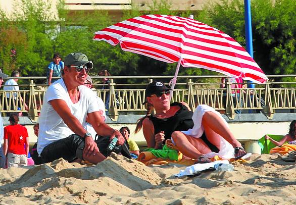 El artista y su mujer, Patti Scialfa, en la playa en San Sebastián.