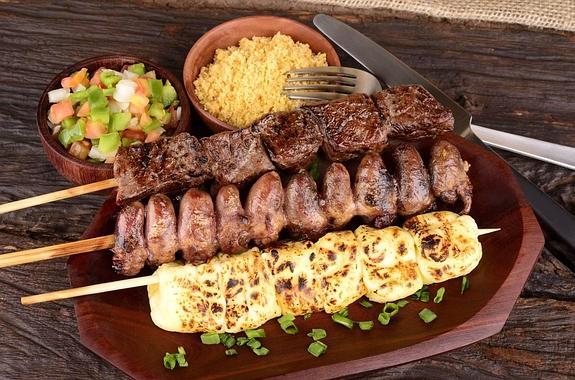 También se comen ensartados en una brocheta.