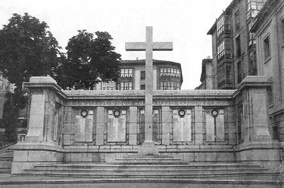 Monumento a los caídos que se levantó en la calle Marqués de Estella hasta 1963. 