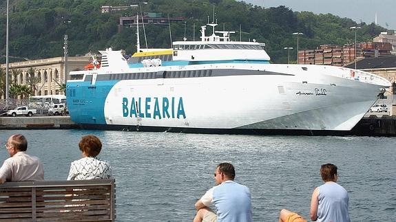 Imagen de archivo de un ferry de Baleària. Gráfico: Así es el nuevo ferry.