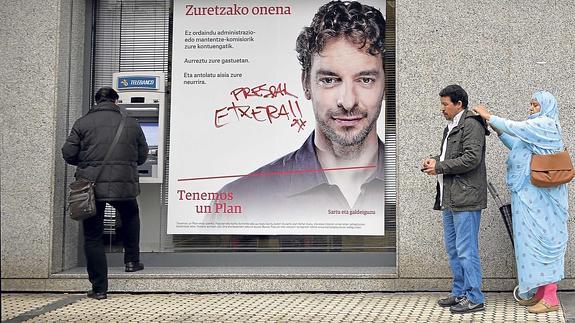 Una pareja de musulmanes en una céntrica calle del barrio de Iztieta. 