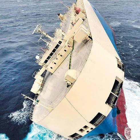 El desplazamiento de la carga provocó la pronunciada escora que presenta el buque. 