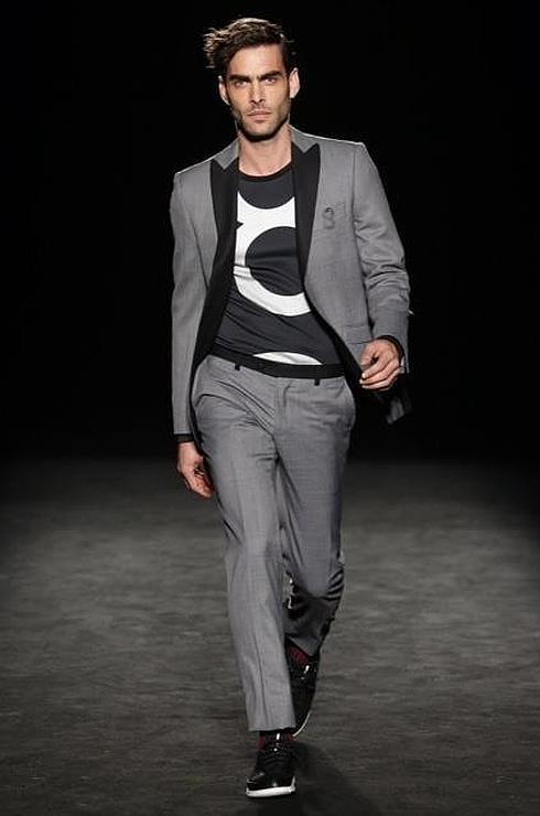 Jon Kortajarena ha desfilado para Miquel Suay. 