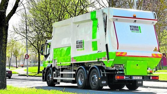 Uno de los nuevos camiones de recogida de basura de Vitoria. 