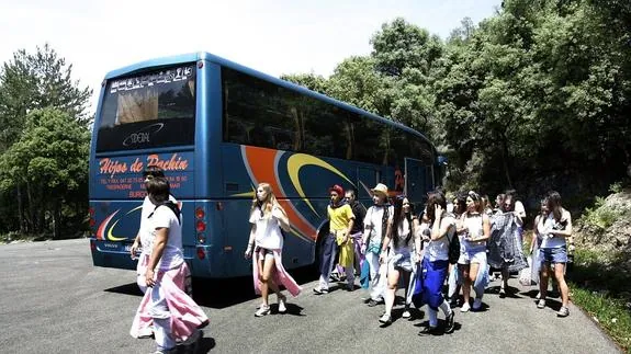 Miles de blusas eligen el autobús para subir el día de San Juan hasta La Laguna. 