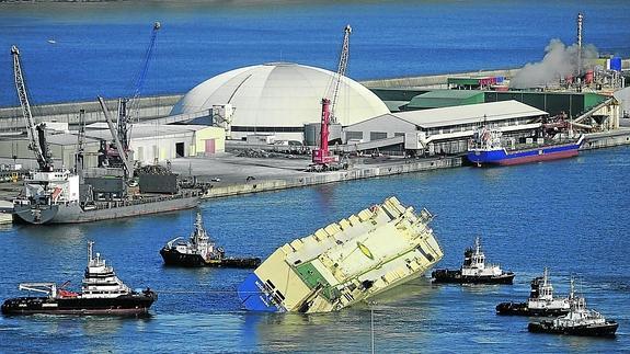 La minuciosa labor de traslado de la nave escorada se prolongó durante una hora y fueron necesarios preparativos especiales.
