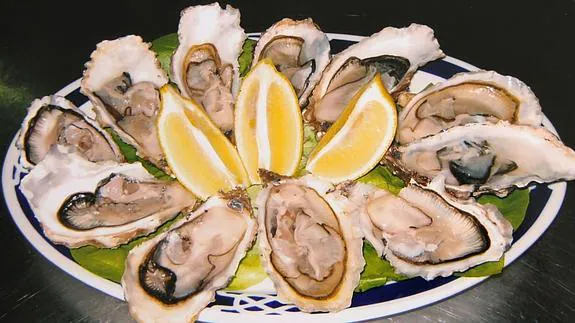 Un plato de ostras con limón.