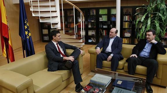 Pedro Sánchez, reunido con Andoni Ortuzar y Aitor Esteban.