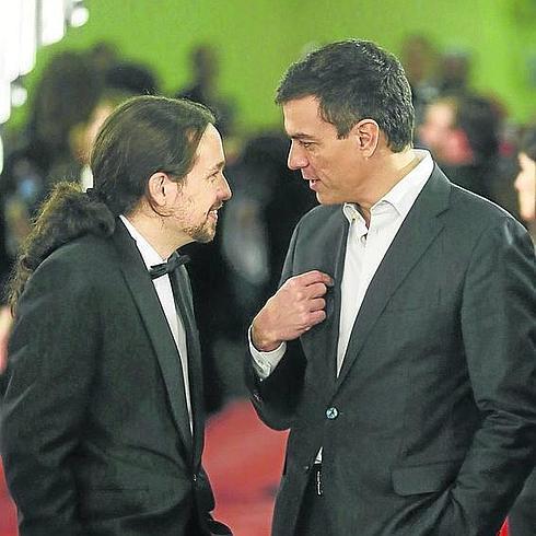 Pedro Sánchez y Pablo Iglesias conversan en los Goya. 