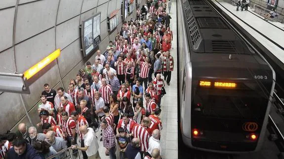 Multitud de viajeros en la estación de San Mamés en un día de partido de Liga por la manaña.