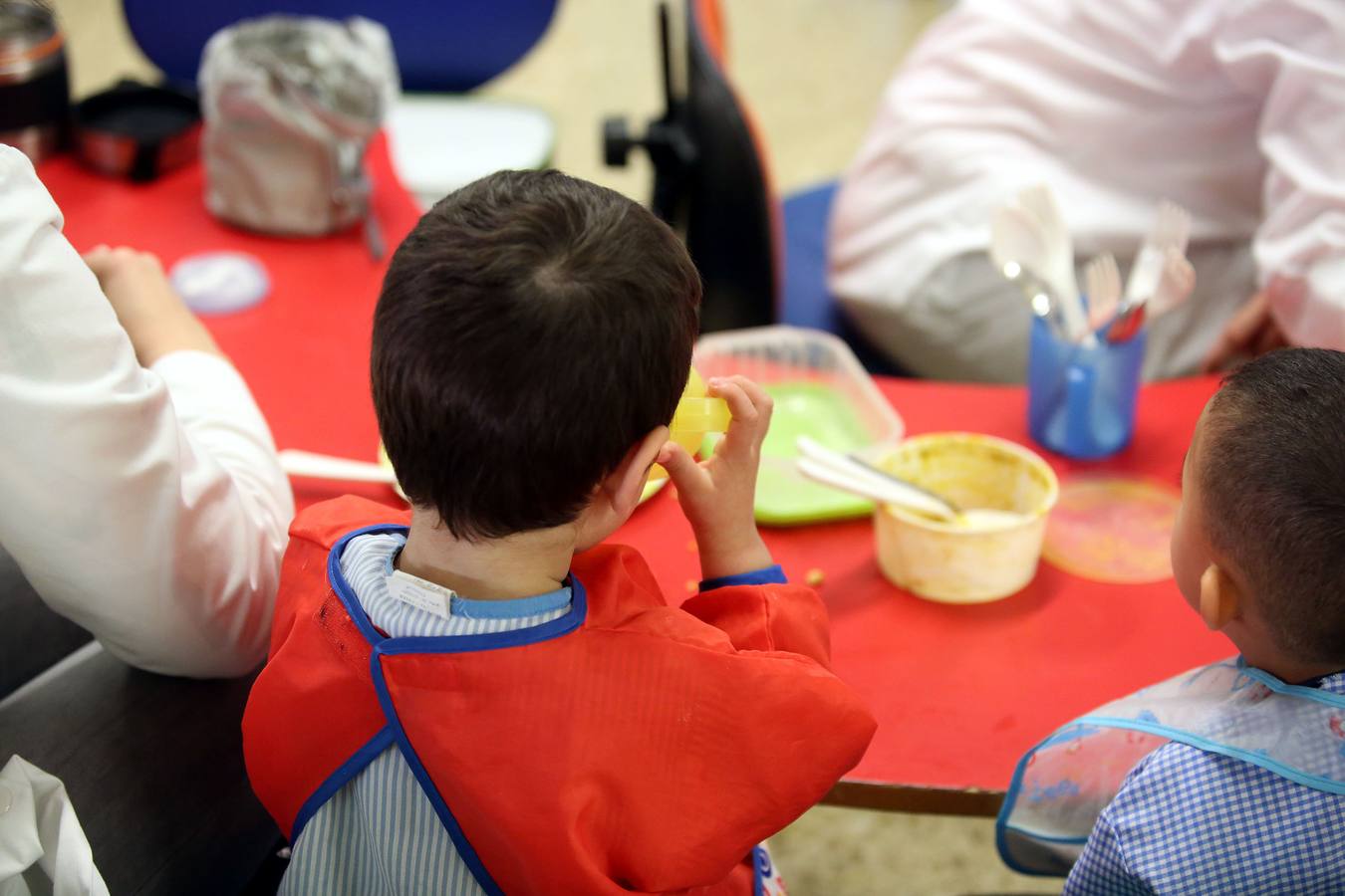 Imagen de archivo de un niño en un comedor escolar. 