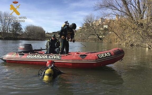 Un equipo de la Guardia Civil, en el lugar donde se ha hallado el cuerpo. 