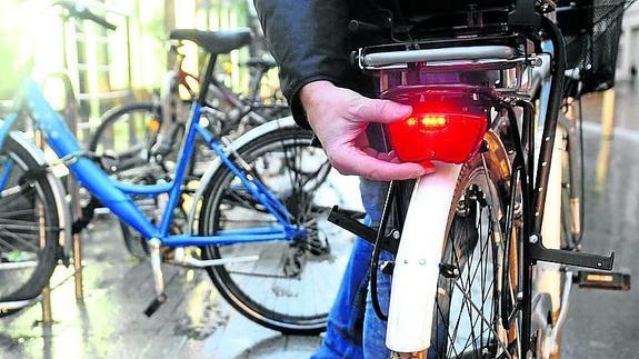 Las bicicletas deberán llevar luce y reflectantes. 