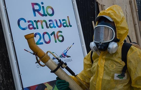 Un operario desinfecta las calles de Río de Janeiro para prevenir brotes del mosquito que transmite el Zika.