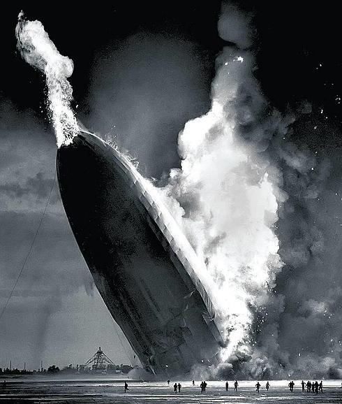 El ‘Hindeburg’, el mayor dirigible que ha surcado el cielo, explotó mientras tomaba tierra en EE UU en mayo de 1937.