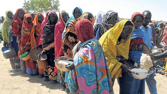 Cola de mujeres para conseguir comida en el campo de desplazados de Dikwa, en el Estado nororiental nigeriano de Borno.