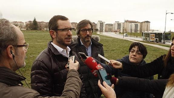 Javier Maroto e Iñaki Oyarzaban dan declaraciones a la prensa junto a la parcela de Borinbizkarra