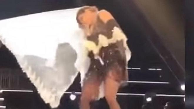 Madonna se queda atrapada en su propio velo en mitad de un concierto