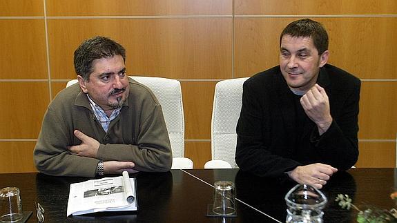 Eguiguren y Otegi en una reunión en 2004.