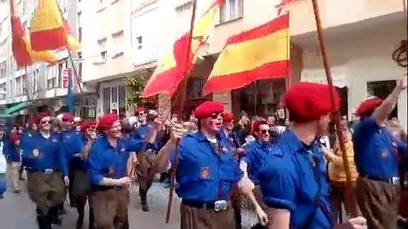 Miembros de la murga Galipoteros, disfrazados de falangistas por las calles de Santoña. 