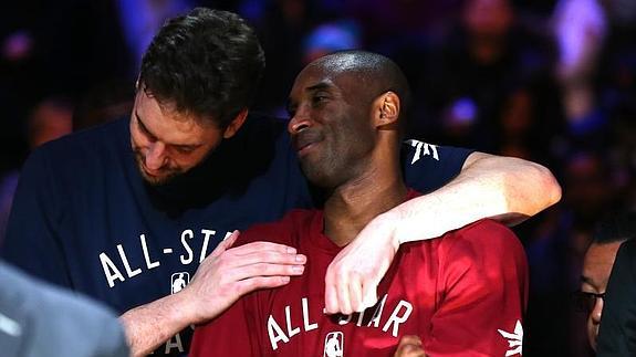 Pau Gasol abraza a Kobe Bryant, estrella de la noche. 