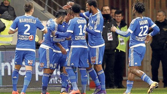 Los jugadores del OM celebran la diana anotada por Mauricio Isla.