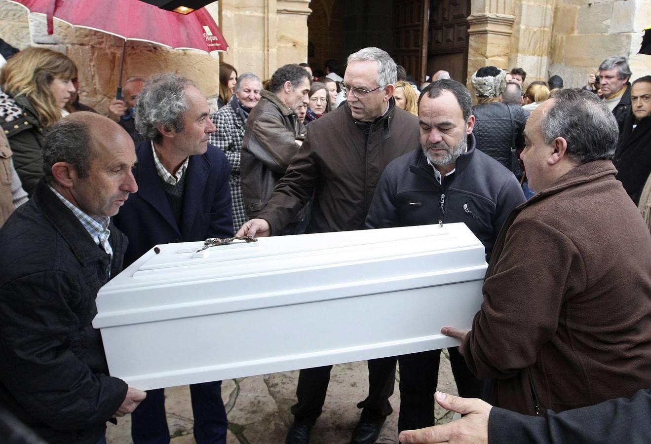 Vecinos de la localidad burgalesa de Hontoria del Pinar, donde fue enterrada Alicia, trasladan el féretro de la niña.