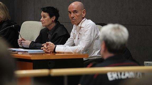 Jon Ezkurdia. junto a su abogada en el segundo día del juicio por el asesinato de Koldo Losada. 