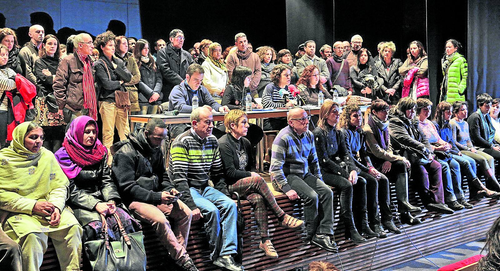 Los adheridos al manifiesto procedieron a su lectura en el salón de actos del centro cívico Aldabe. 