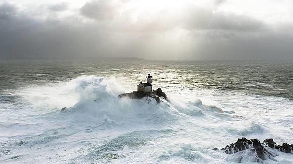 El faro de Tevennec azotado por las olas del mar de Iroise, frente a Bretaña. 