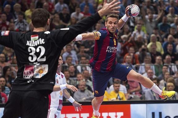 Tomás lanza a puerta ante el portero del Veszprem.