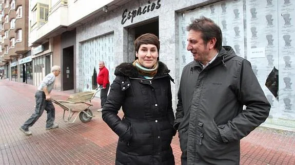Elena Zudaire y Txema Pascual, frente al local que abrirán en Díaz de Olano