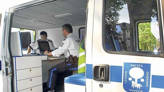 Agentes de la Policía local de Getxo en uno de los vehículos que se utilizan para realizar controles de alcoholemia.