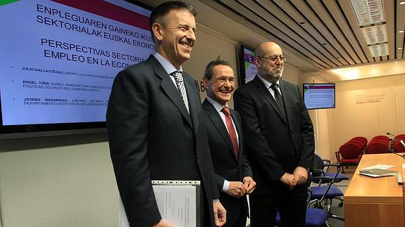 Julio Gallastegui, director general de Laboral Kutxa; Ángel Toña, consejero de Empleo del Gobierno vasco; y Joseba Madariaga, director de la citada caja. TELEPRESS