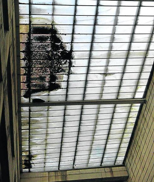 La cubierta presenta una enorme mancha de humedad.