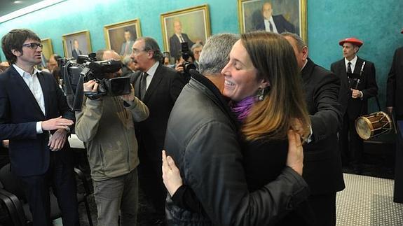 Nerea Martínez, sobrina de Pedro María Martínez Ocio, una de las víctimas, se abraza con Andoni Txasko durante el homenaje. 
