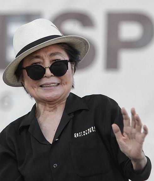 La artista Yoko Ono.