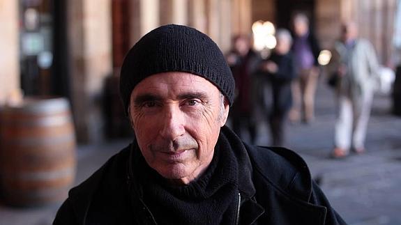 El cantautor y diputado de Junts pel Sí, Luis Llach, en la Plaza Nueva de Bilbao. 