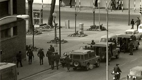 Policía armada desplegada en Vitoria. 