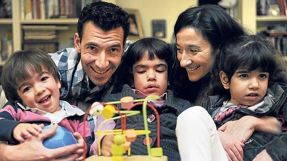 Naiara García de Andoin y José Ángel García, con sus tres hijos afectados por la enfermedad, Ixone, Araitz y Unai. 