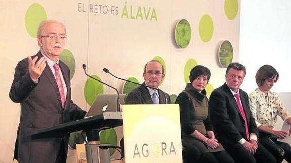 Larrea, en la imagen junto a los ponentes, presentó el primer encuentro de Ágora. 