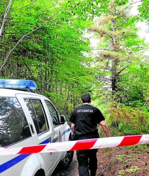 Un ertzaina se adentra en un bosque donde apareció un cadáver cerca de Eibar.