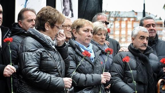 Familiares de las víctimas, este jueves en el homenaje a los asesinados en Zaramaga.
