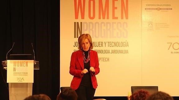 La experta en tecnología Cecilia Castaño fue la encargada de abrir la jornada ante un público eminentemente juvenil.