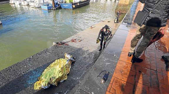 Un ertzaina fuera de servicio se lanzó al agua y sacó a la víctima del interior del vehículo.
