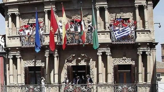 La ikurriña, entre la bandera española y la de Pamplona en el chupinazo. 