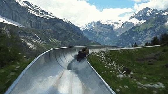 Imagen del vídeo YouTube que muestra un descenso por Los Alpes.