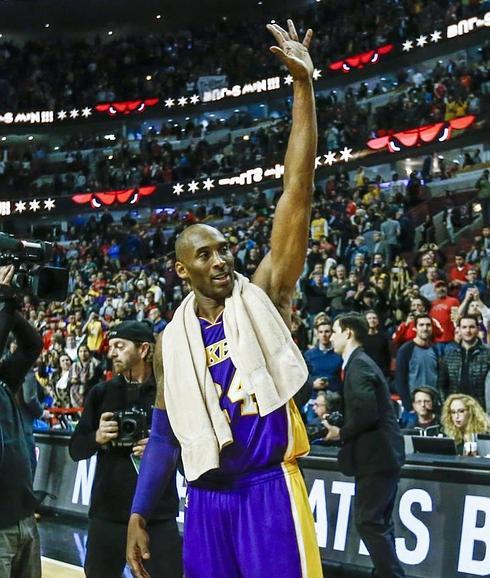 Kobe saluda al público en Chicago, donde su excompañero Pau Gasol orquestó el homenaje. 